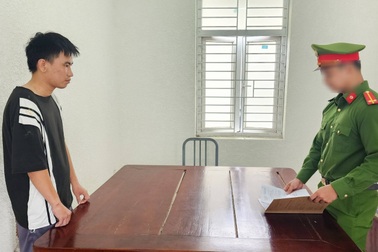 Nữ chủ nhà bị thợ lắp camera tống tiền bằng clip "nóng"