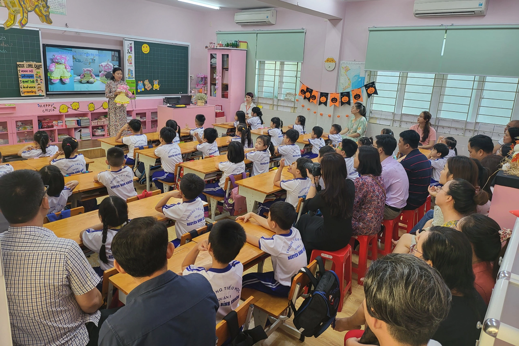 Phụ huynh trút gánh nặng khi cùng con học liên kết, ăn bán trú tại trường - 2 Phụ huynh trút gánh nặng khi cùng con học liên kết, ăn bán trú tại trường - 2