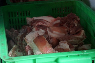 Kiểm tra công ty bị tố cung cấp thực phẩm bẩn cho hàng ngàn học sinh