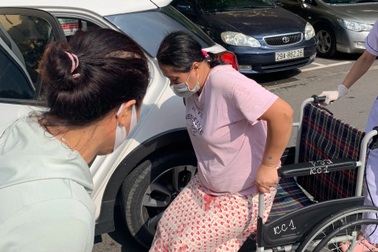 Công an tại chốt kiểm dịch giúp đỡ đưa sản phụ đi sinh con