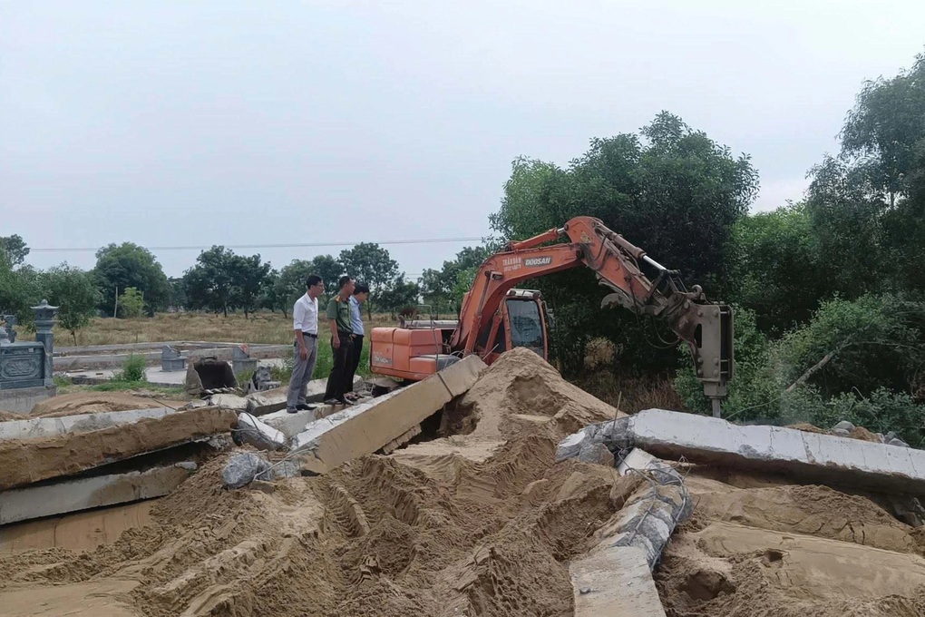 Vụ nhiều lăng mộ xuất hiện trên đất trồng cây: 2 hộ tự tháo dỡ - 1