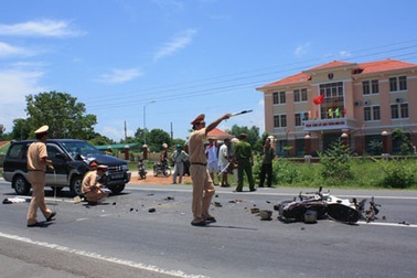 Tai nạn trước trạm CSGT, 2 người chết và bị thương