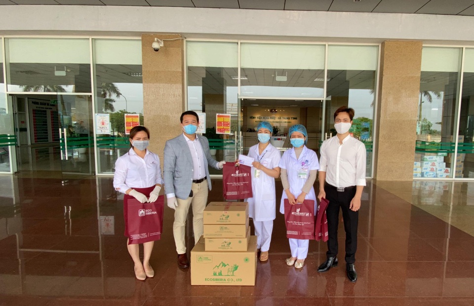 Eco Siberia Việt Nam trao tặng 100 phần quà Viên Bổ Huyết Siberia đến đội ngũ bác sĩ tuyến đầu chống dịch - 2 Eco Siberia Việt Nam trao tặng 100 phần quà Viên Bổ Huyết Siberia đến đội ngũ bác sĩ tuyến đầu chống dịch - 2