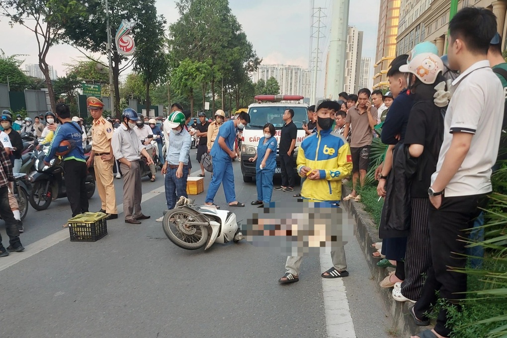 Tài xế xe máy nghi tự ngã, tử vong trên đường - 1 Tài xế xe máy nghi tự ngã, tử vong trên đường - 1