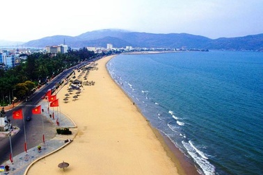 Chấn chỉnh việc thu phí dịch vụ “bất hợp lý” ở bãi biển Quy Nhơn