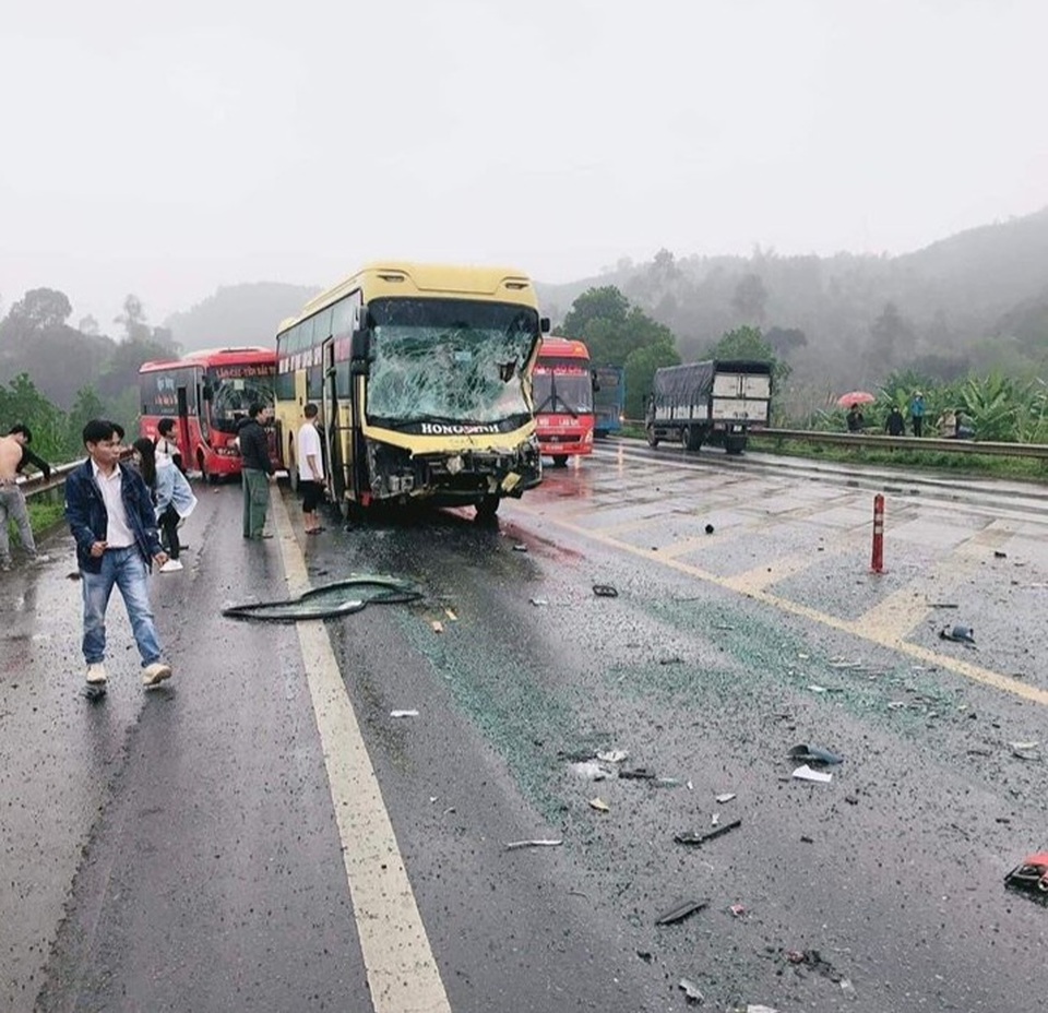 Hà Nội: Ô tô chở cá cố vượt đường sắt, bị tàu hỏa vò nát - 4 Hà Nội: Ô tô chở cá cố vượt đường sắt, bị tàu hỏa vò nát - 4