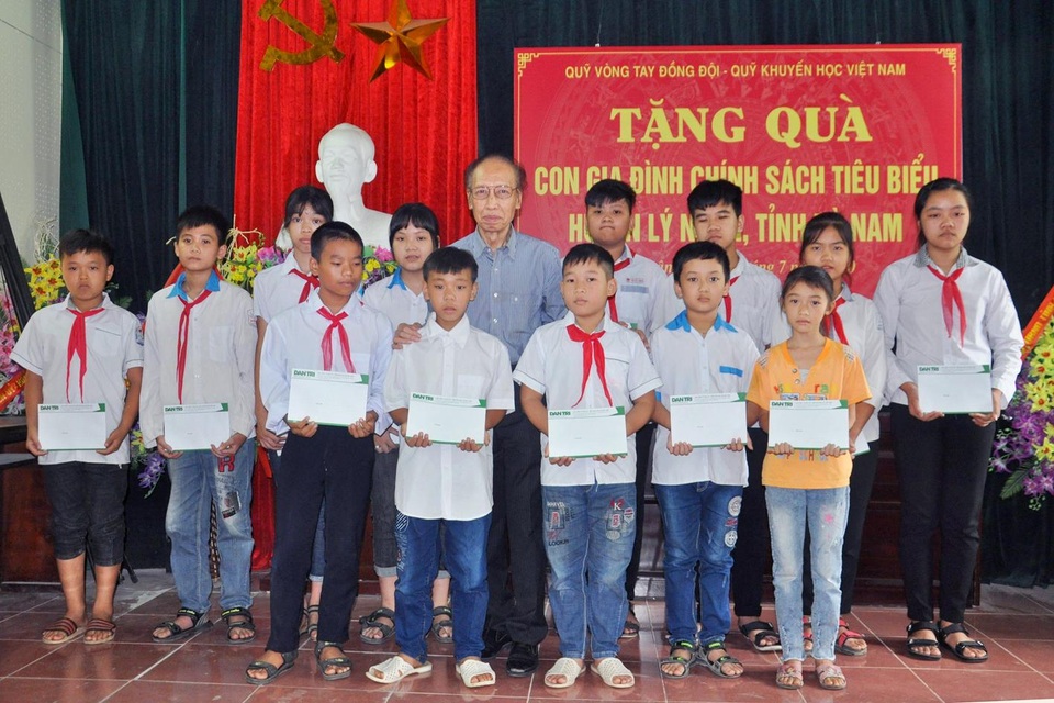Quỹ Vòng tay Đồng đội tặng 40 suất học bổng đến con gia đình chính sách - 2