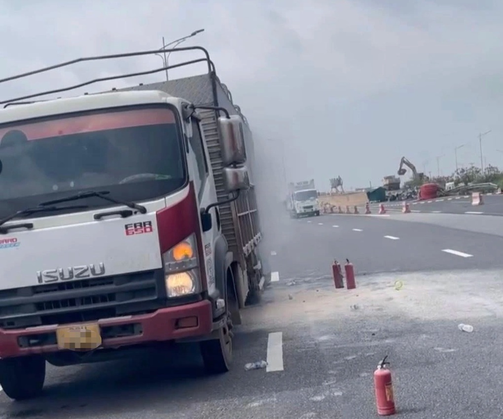 Xe tải bốc cháy trên cao tốc, người dân lao vào dập lửa ứng cứu - 1 Xe tải bốc cháy trên cao tốc, người dân lao vào dập lửa ứng cứu - 1