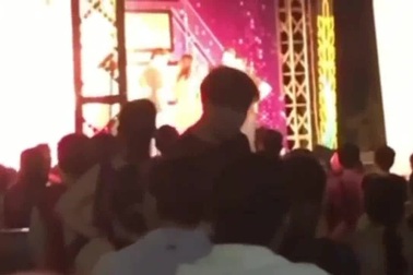 Clip khán giả xem ca nhạc kêu mất vàng, đòi ca sĩ bồi thường