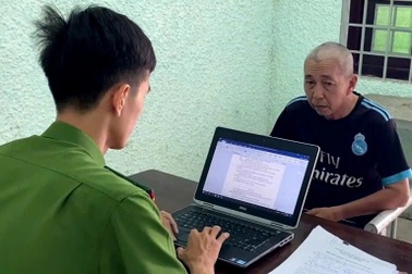 Dùng clip nhạy cảm để tống tiền "vợ hờ"