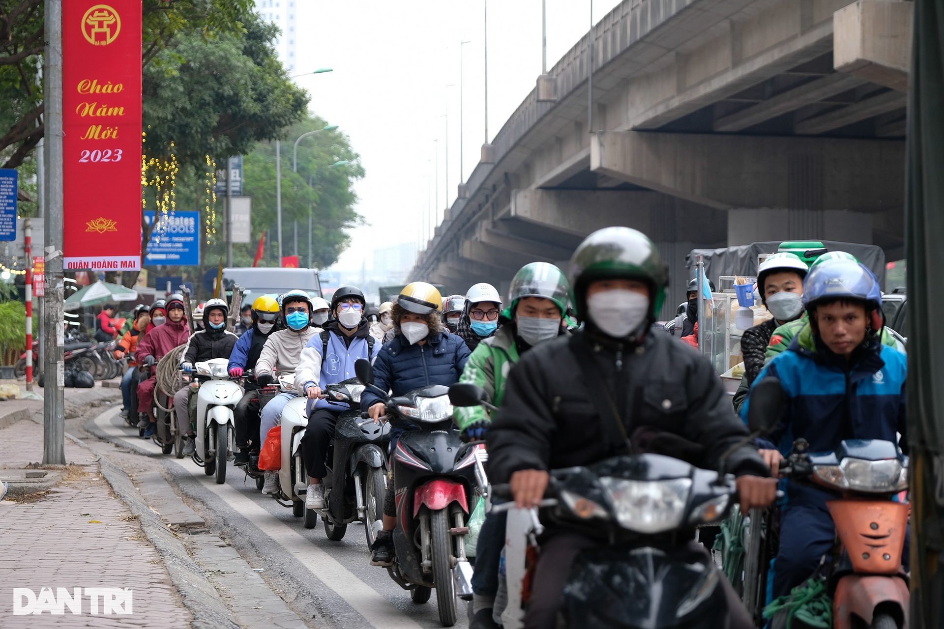 Người dân đổ xô về quê nghỉ Tết, đường vành đai 3 Hà Nội ùn tắc kéo dài - 5 Người dân đổ xô về quê nghỉ Tết, đường vành đai 3 Hà Nội ùn tắc kéo dài - 5