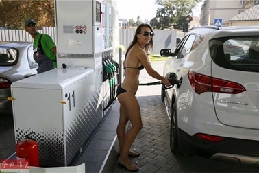 Khách hàng mặc bikini được... đổ xăng miễn phí