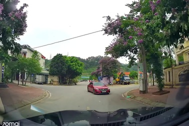 Tài xế xe sang và kiểu di chuyển đầy khó hiểu