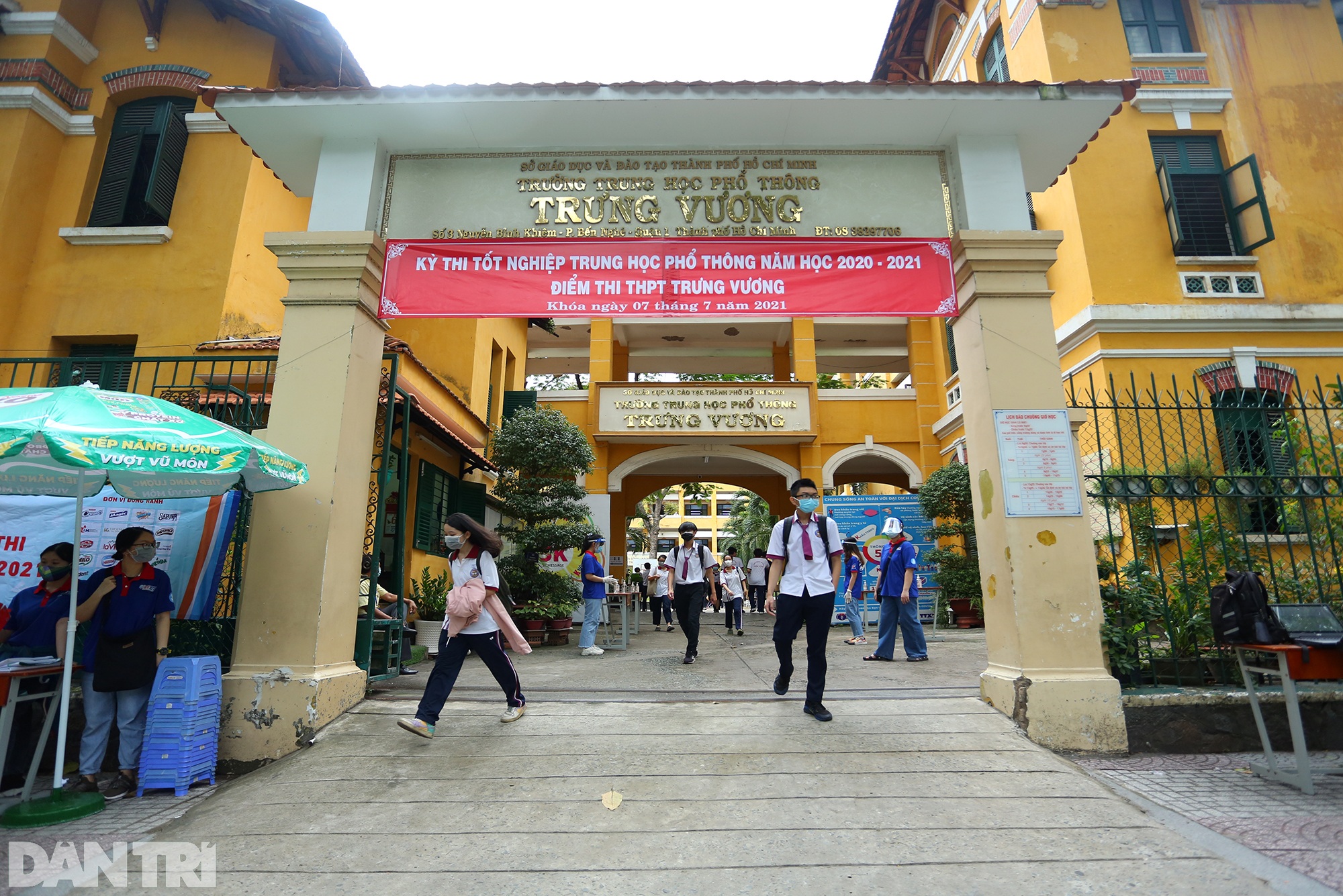 Thí sinh thi tốt nghiệp ở TPHCM được phát kính chống giọt bắn phòng Covid - 2 Thí sinh thi tốt nghiệp ở TPHCM được phát kính chống giọt bắn phòng Covid - 2