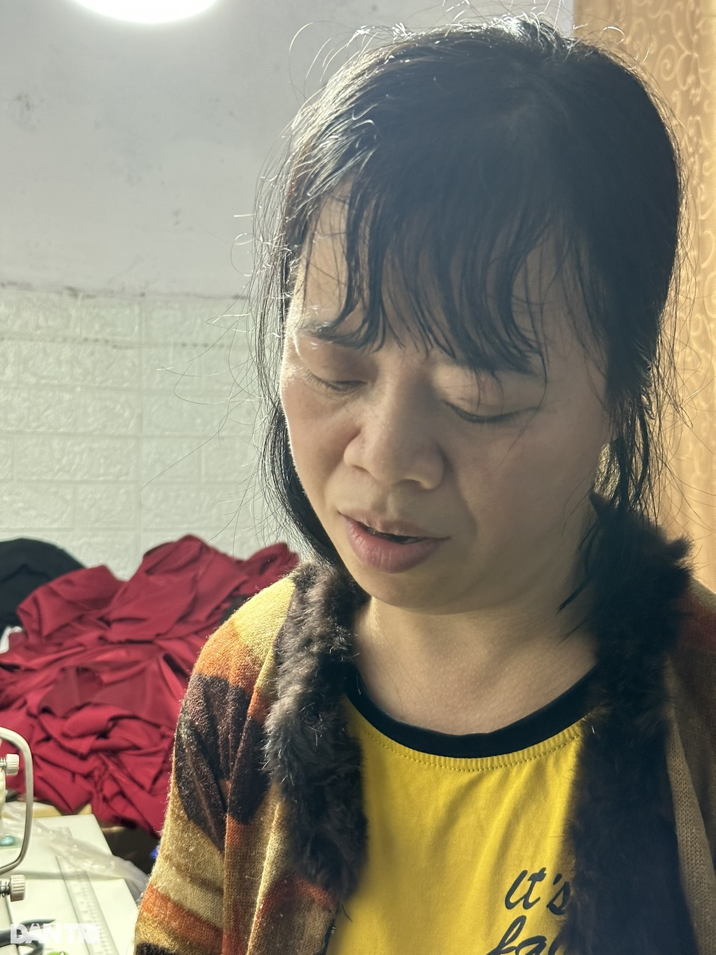 Người mẹ khuyết tật còm cõi may vá kiếm 50 nghìn mỗi ngày nuôi con - 3 Người mẹ khuyết tật còm cõi may vá kiếm 50 nghìn mỗi ngày nuôi con - 3