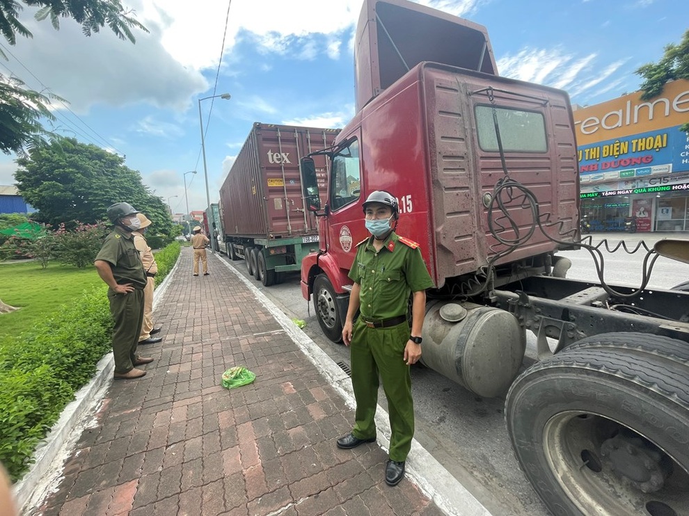 Hải Phòng đưa 2 tài xế đi cách ly tập trung mất phí vì vi phạm phòng dịch - 1 Hải Phòng đưa 2 tài xế đi cách ly tập trung mất phí vì vi phạm phòng dịch - 1