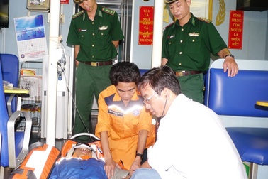 Tàu SAR 412 vượt sóng cứu ngư dân nôn ra máu