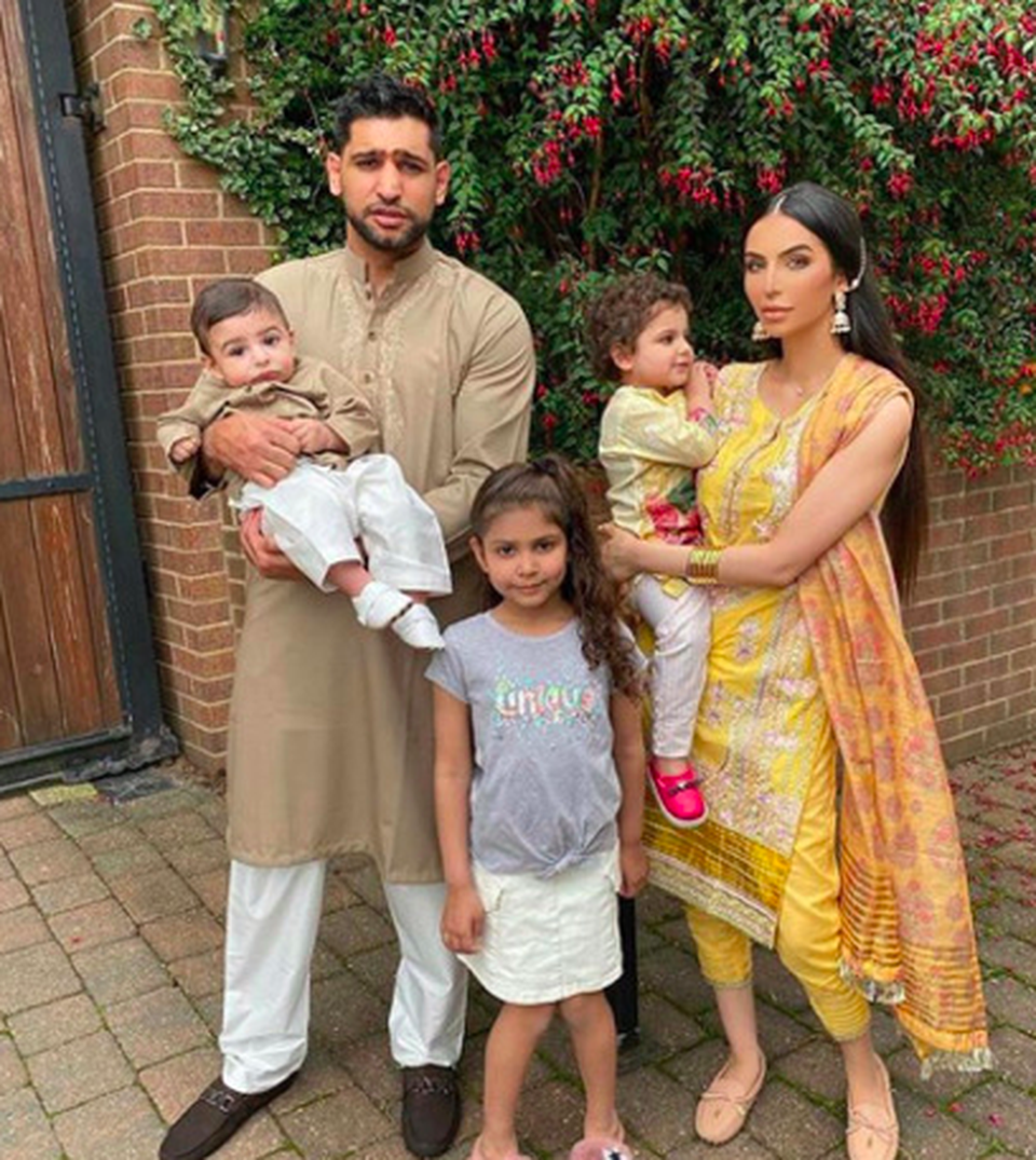 Amir Khan gây sốc khi tặng con trai một tuổi đồng hồ gần 1 tỷ đồng - 4 Amir Khan gây sốc khi tặng con trai một tuổi đồng hồ gần 1 tỷ đồng - 4