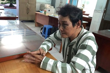 Camera tố cáo người đàn ông dâm ô với bé gái