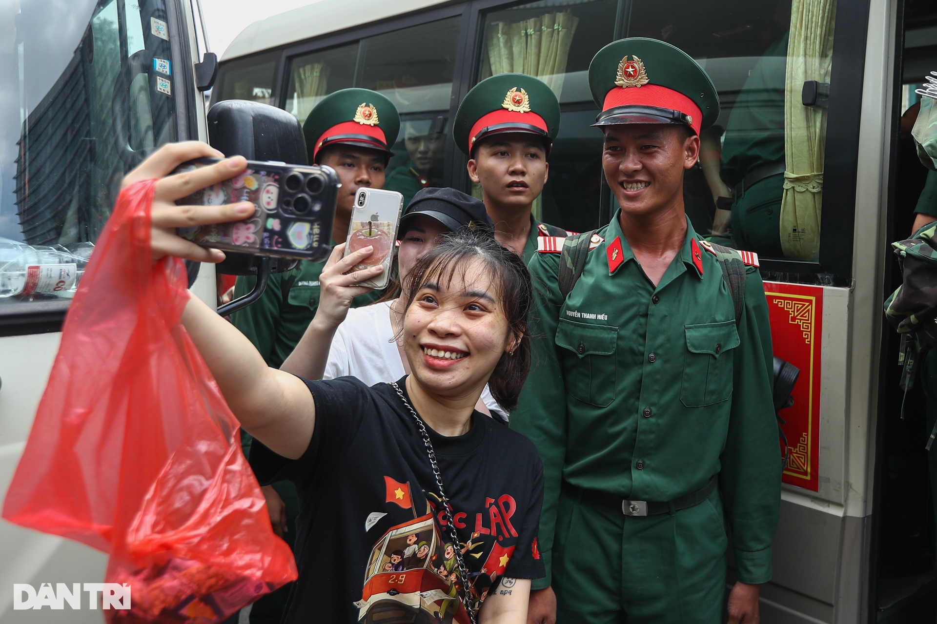 Các khối diễu binh miền Nam rạng rỡ khi tàu tới Ga Hà Nội - 12 Các khối diễu binh miền Nam rạng rỡ khi tàu tới Ga Hà Nội - 12