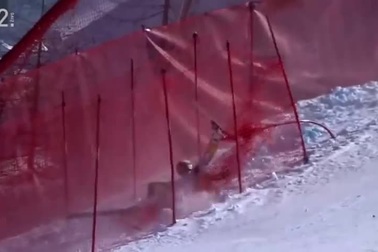 Nữ VĐV trượt tuyết gãy chân kinh hoàng khi tiếp đất lỗi trên đường đua