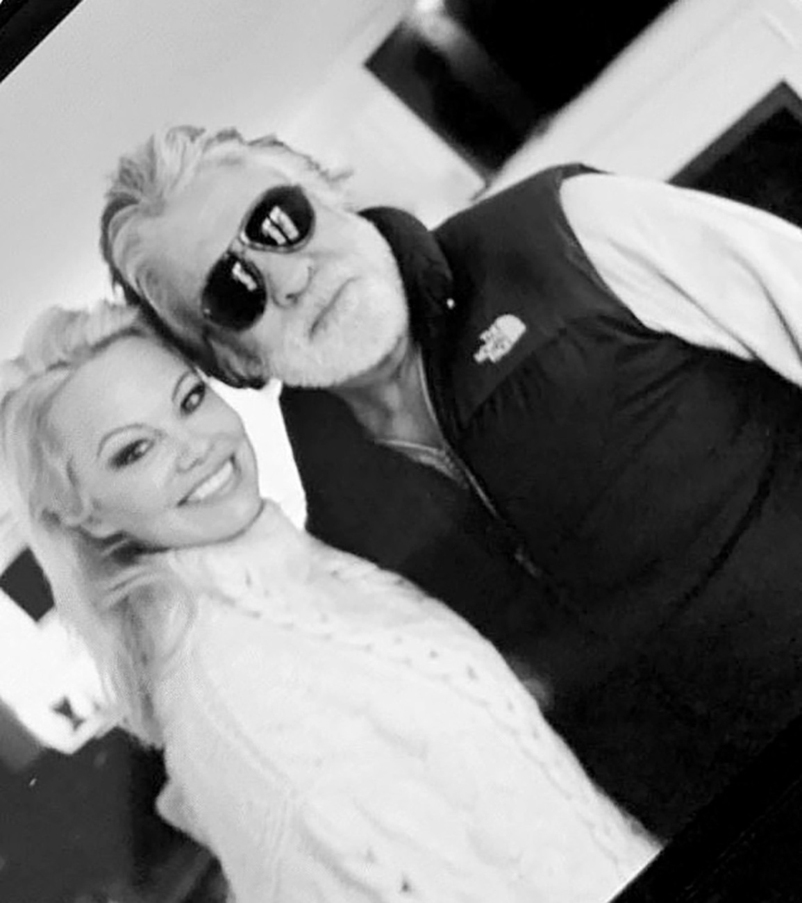 Người mẫu Pamela Anderson tự làm phim kể về việc mình bị lộ clip nóng - 8 Người mẫu Pamela Anderson tự làm phim kể về việc mình bị lộ clip nóng - 8