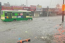 Nhiều người đi xe máy bị ngã trong cơn mưa lớn và ngập sâu ở Đồng Nai