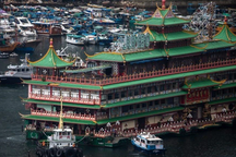 Nhà hàng nổi của Hong Kong lật úp ở Biển Đông