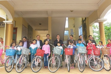 Quảng Bình: Tặng xe đạp tiếp sức học sinh nghèo đến trường