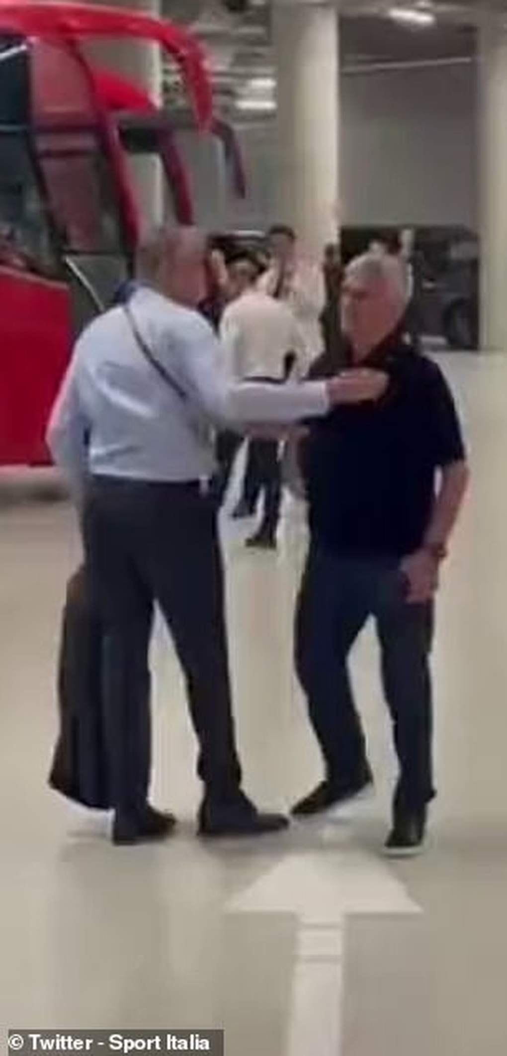 Chỉ trích trọng tài thậm tệ, HLV Mourinho nhận án phạt nặng từ UEFA - 1 Chỉ trích trọng tài thậm tệ, HLV Mourinho nhận án phạt nặng từ UEFA - 1