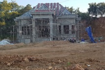 Nghệ An: Xẻ đất lâm nghiệp cạnh đường mòn, xây dựng nhà ở trái phép