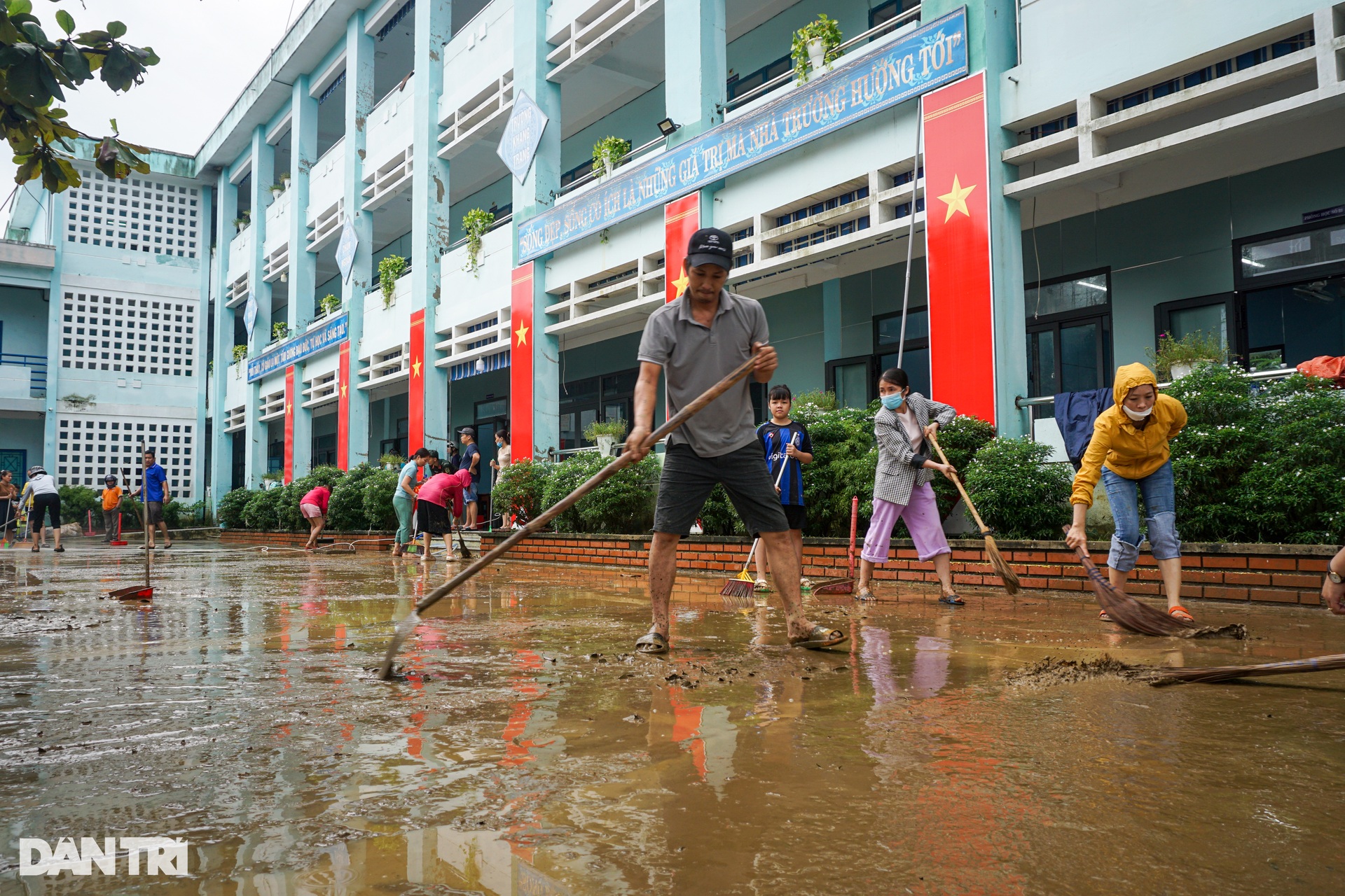 Nước dần rút, người dân Đà Nẵng tất tả dọn bùn non - 1 Nước dần rút, người dân Đà Nẵng tất tả dọn bùn non - 1