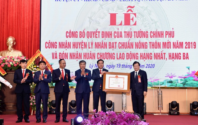 Hà Nam: Huyện Lý Nhân đạt chuẩn nông thôn mới và đón nhận Huân chương Lao động - Ảnh 1.