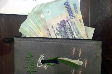 Hà Nội: Người phụ nữ vui mừng nhận lại 30 triệu đồng vừa bị cướp