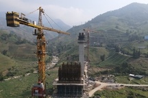 Độc lạ cây cầu cạn cao nhất Việt Nam đang thi công giữa lưng chừng núi