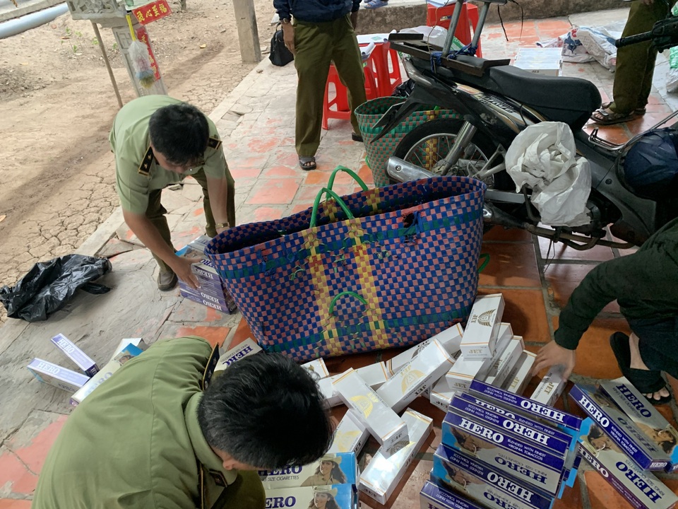 Phát hiện loạt giỏ lớn bên ngoài phủ rau xanh bên trong toàn hàng cấm - 3 Phát hiện loạt giỏ lớn bên ngoài phủ rau xanh bên trong toàn hàng cấm - 3