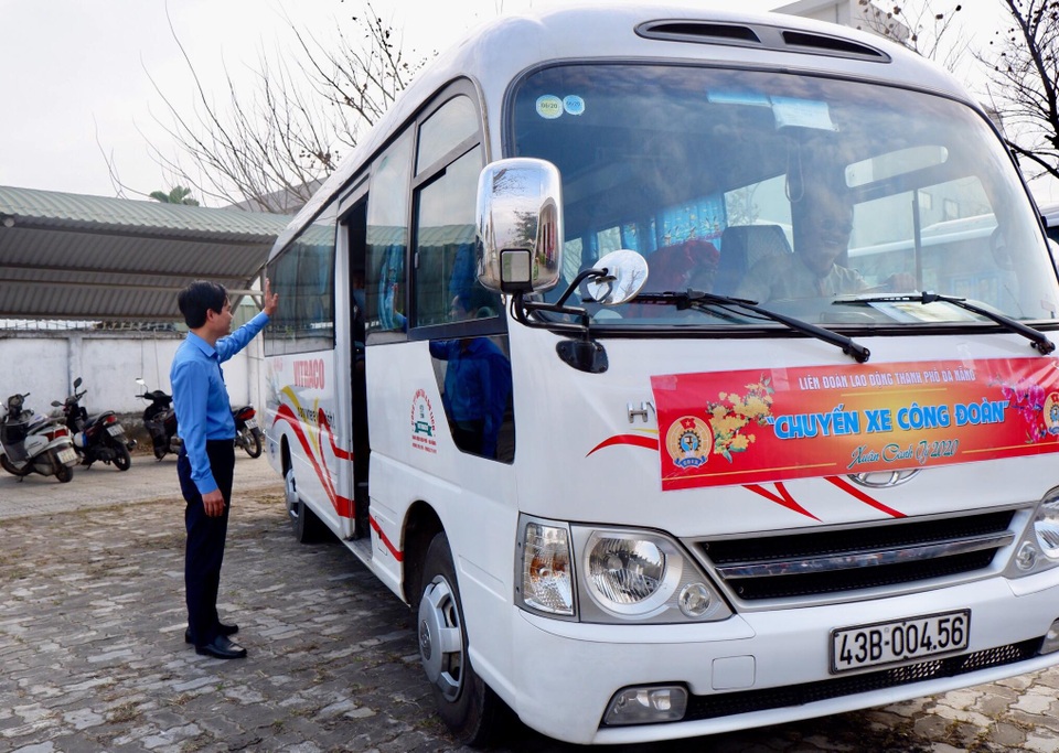 Đà Nẵng: Chuyến xe công đoàn đưa hàng ngàn công nhân về quê ăn Tết - 2 Đà Nẵng: Chuyến xe công đoàn đưa hàng ngàn công nhân về quê ăn Tết - 2