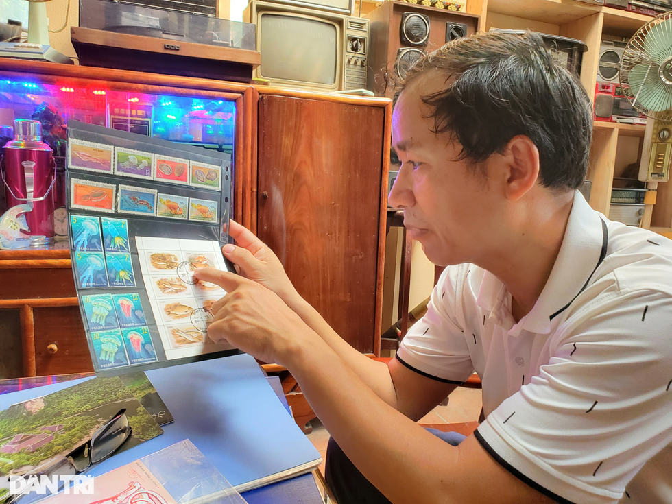 Gặp đại gia tem dành mỗi tháng nửa triệu đồng để "nuôi" niềm đam mê