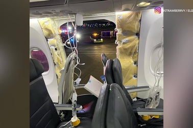 Máy bay Mỹ chở 180 người bị thổi bay cửa sổ giữa không trung