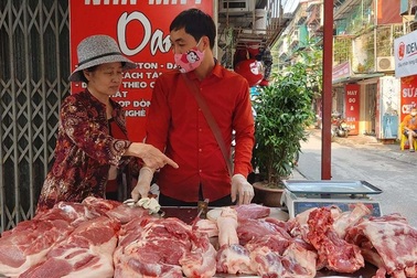 Giá thịt lợn hôm nay 30/4: Dân so giá trên tivi, tiểu thương ế cả loạt