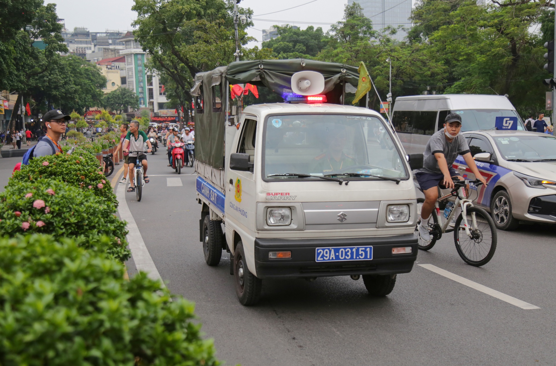 Cảnh sát phát loa, phân luồng tại Quảng trường Đông Kinh - Nghĩa Thục - 8 Cảnh sát phát loa, phân luồng tại Quảng trường Đông Kinh - Nghĩa Thục - 8