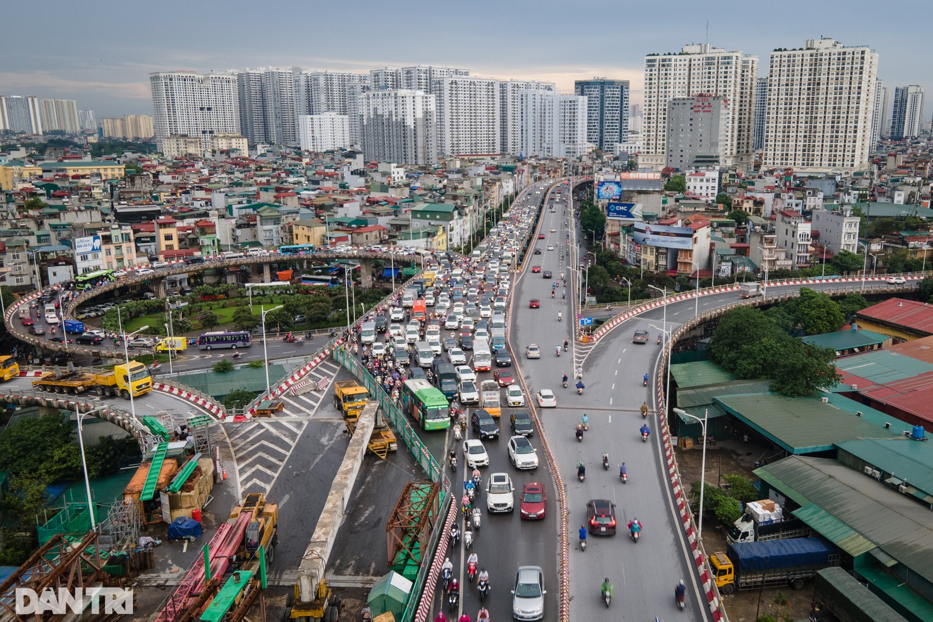 Cầu Vĩnh Tuy bị rào chắn đường dẫn, hàng nghìn phương tiện ùn ứ kéo dài - 1 Cầu Vĩnh Tuy bị rào chắn đường dẫn, hàng nghìn phương tiện ùn ứ kéo dài - 1