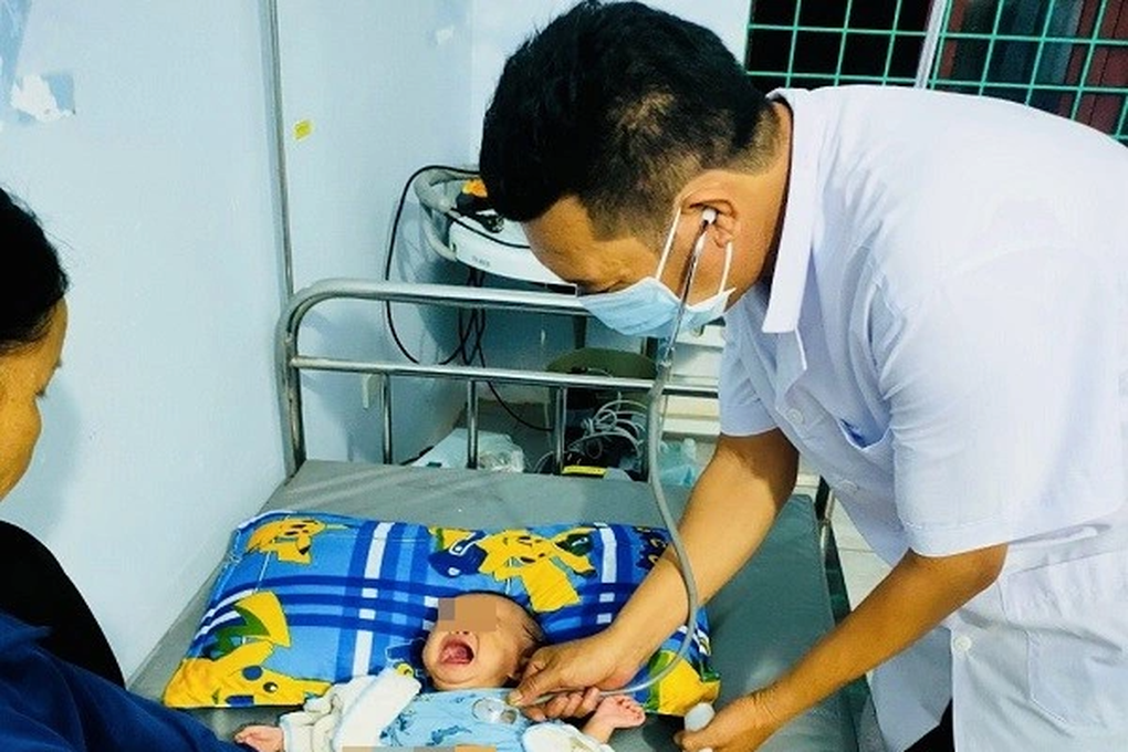 Bé gái 4 tháng tuổi bị bỏ lại trước cửa nhà dân - 1 Bé gái 4 tháng tuổi bị bỏ lại trước cửa nhà dân - 1