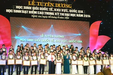 Nghệ An: Xúc động đêm vinh danh học sinh giỏi