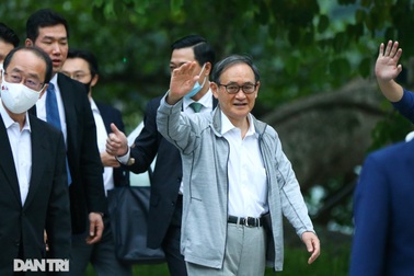 Thủ tướng Nhật Bản đi dạo hồ Gươm, vẫy tay chào người dân Hà Nội