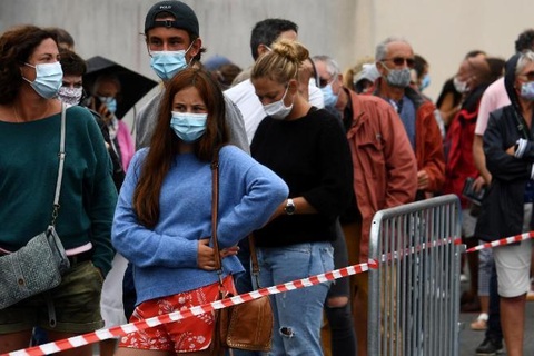 "Sóng" Covid-19 trở lại, nỗi lo sợ bao trùm châu Âu