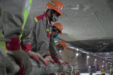 Công nhân xuyên đêm đổ bê tông ga ngầm đường sắt đầu tiên ở Hà Nội