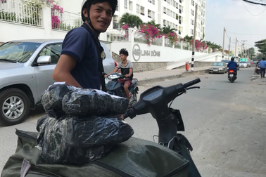 Cuối năm: Shipper kiếm tiền triệu mỗi ngày, tranh thủ ăn cơm ngay lúc đợi khách