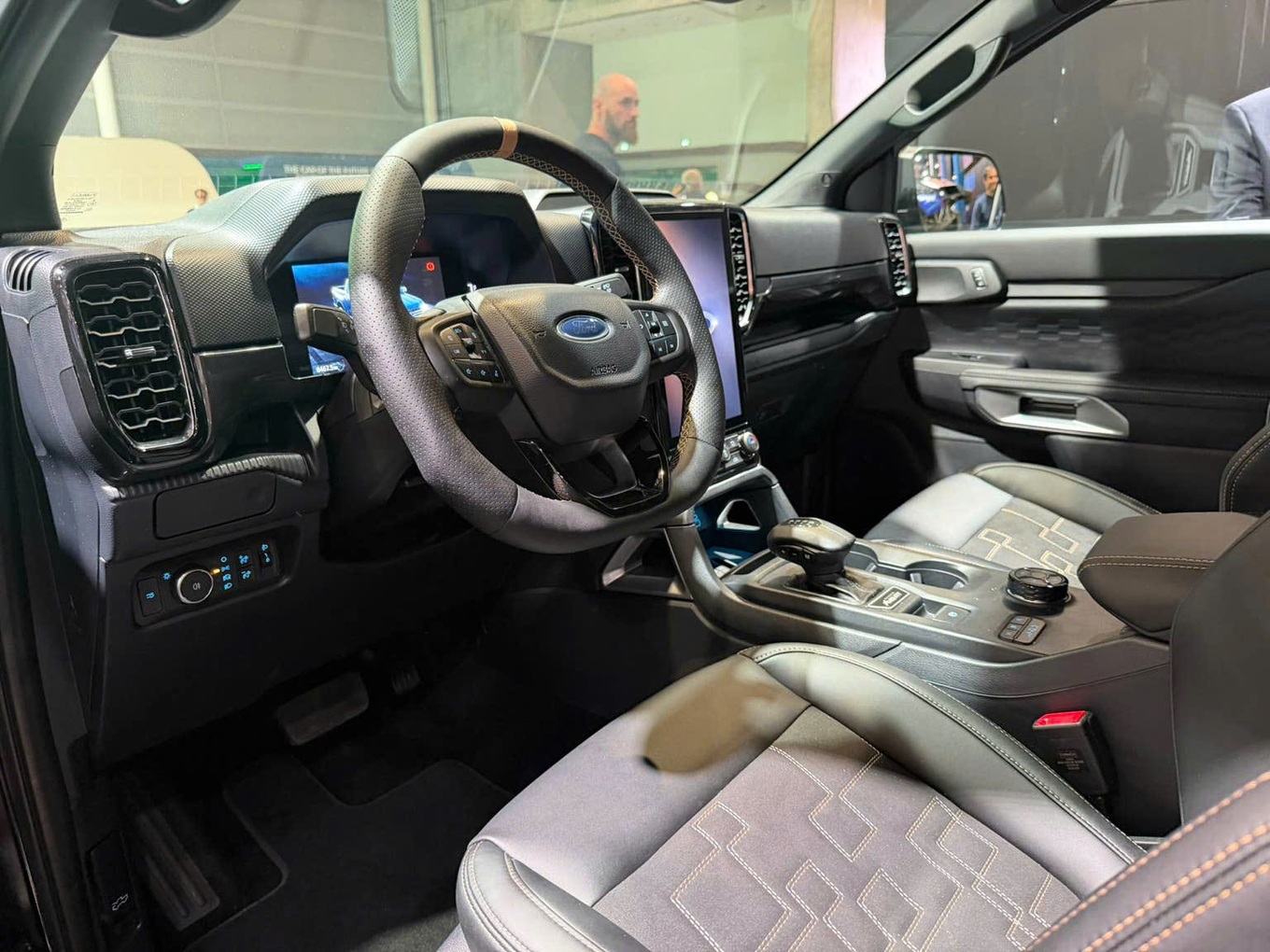 Bán tải Ford Ranger có bản độ mang phong cách xe đua