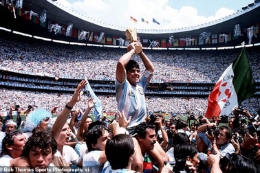 Một đời hào phóng và cái "chết nghèo" của huyền thoại Diego Maradona